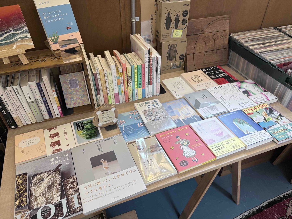Oldmans_cafe's tweet photo. バスの中の小さな本屋さん📚
一部の本を入れ替えています。

”常識”を取り払って、いろんな視点を与えてくれそうな本をセレクトしています。
見にいらしてください◎ https://t.co/PvbQbEwnG8