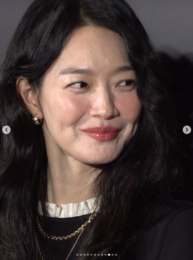 aaeify's tweet photo. SHIN MIN-AH’S EXTREME CLOSE-UP PICTURE SPARKS MIXED REACTIONS 

A close up photo of the 43-year-old actress from a movie premiere went viral, with fans praising her beauty while others focused on her visible wrinkles and natural features.

Some praised her for looking beautiful without Photoshop, while others criticized her appearance, with comments about her wrinkles and jawline.

Honestly, she still looks gorgeous. ❤️