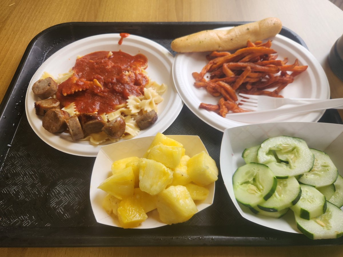 atomicst4rving's tweet photo. 4th
something like 1200cal today

pineapple, cucumbers, sweet potatoes, some sausage for lunch
mac and cheese, biscoff, and a protein bar for dinner 
pumpkin muffin for dessert (couldnt help myself)  

hour and thirty on the stationary bike ~680cal https://t.co/vvCKnVtZrd
