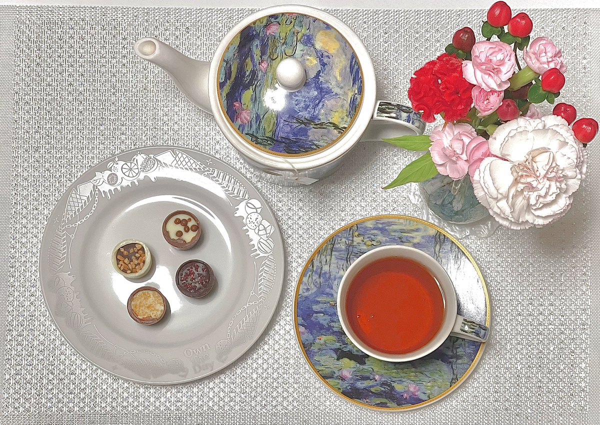 Blue_Lolita_luv's tweet photo. 職場の大先輩からイギリス土産🇬🇧

🧁Lily O'Brien's
🫖DECAF CHOCOLAT

#茶好連 #木漏れ日のお茶会 #おうちカフェ https://t.co/rrWSsNcwDw