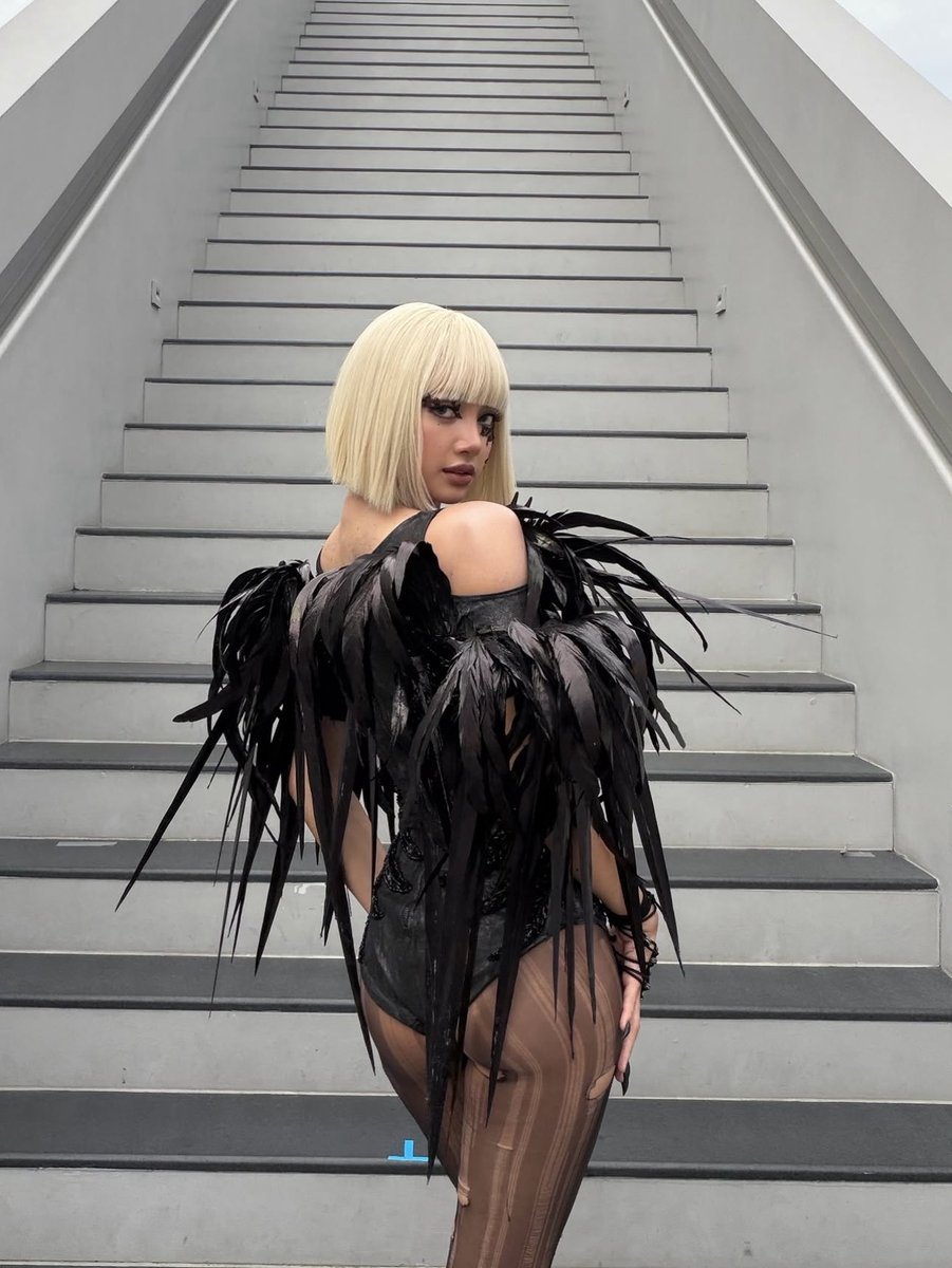 globalitgirl's tweet photo. each look being more sickening than the other https://t.co/wj7ubN9VYJ