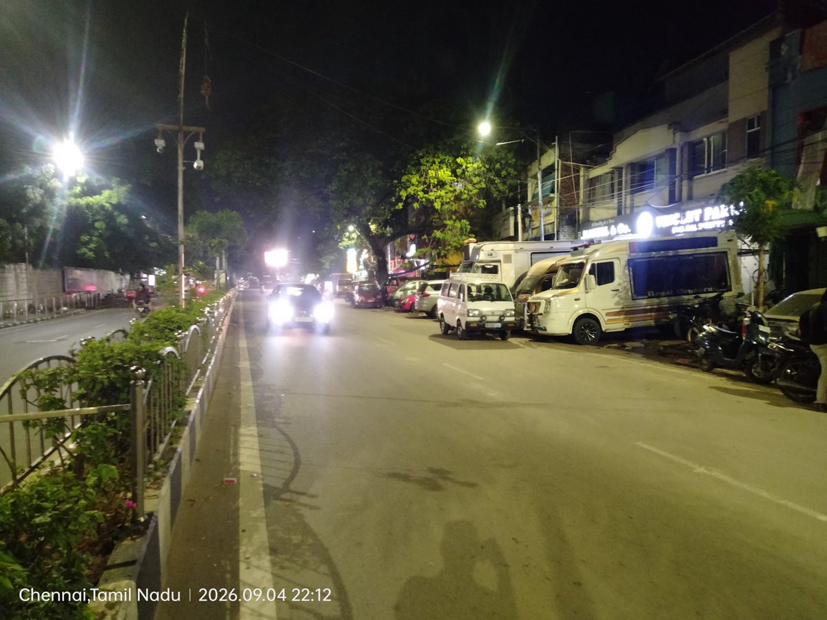 anbuselvan1967's tweet photo. @ChennaiTraffic @CMOTamilnadu  A busy 60 feet road from parrys coner to new avadi road was encroched upto 30 feet by Vincent parker buses and vans by parking their vehicles permanently in cemetry road,will chennai police Will remove this?
Loc:Cemetry road,kilpauk.K6 police limit. https://t.co/dmZ5e27qJu