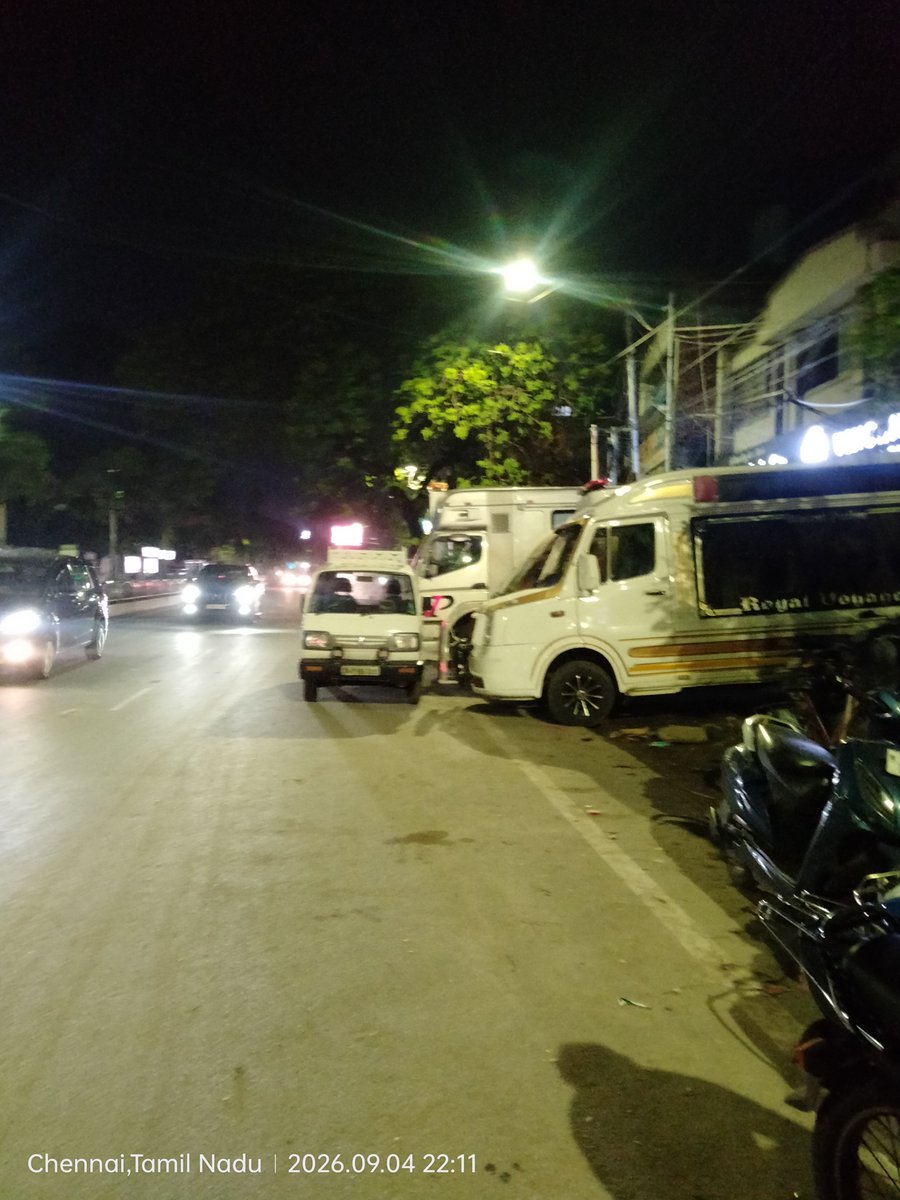 anbuselvan1967's tweet photo. @ChennaiTraffic @CMOTamilnadu  A busy 60 feet road from parrys coner to new avadi road was encroched upto 30 feet by Vincent parker buses and vans by parking their vehicles permanently in cemetry road,will chennai police Will remove this?
Loc:Cemetry road,kilpauk.K6 police limit. https://t.co/dmZ5e27qJu