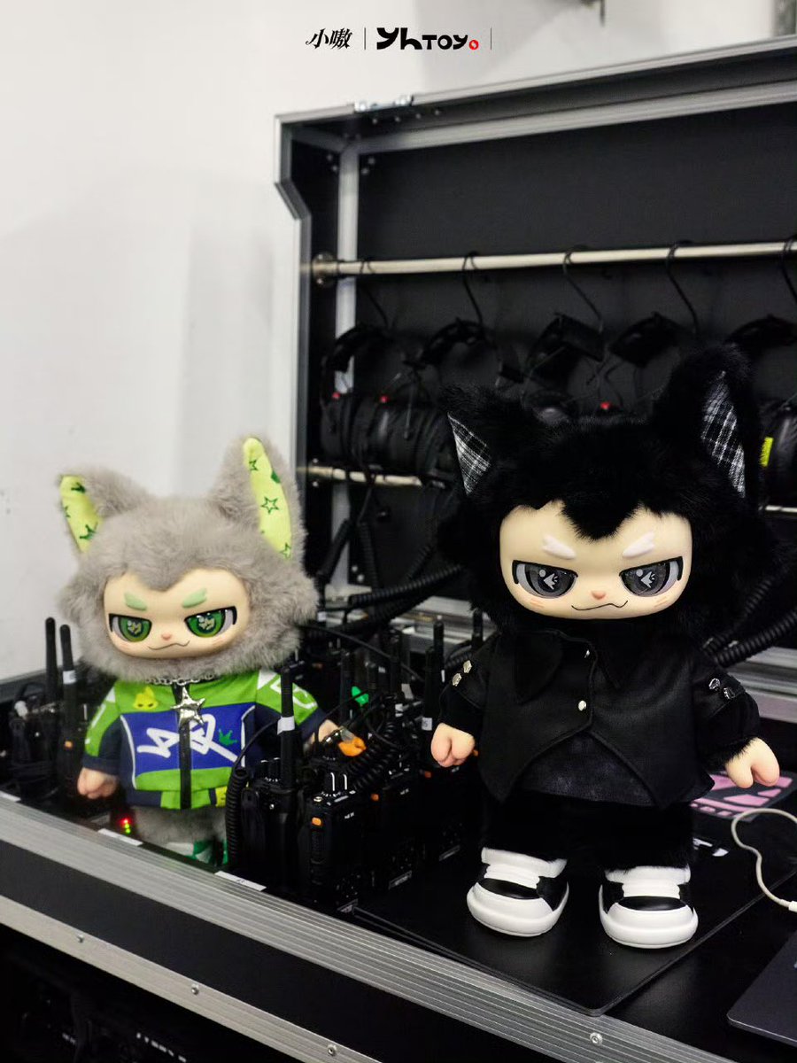 Nanpaphat11's tweet photo. น้องอ๋าวกับพ่อพ่อของเค้า ฮีพกไปสนามด้วยนะเลิศอะ เหมือนบูทอ๋าวจะมีจับรางวัลอ๋าวตัวใหญ่พร้อมลายเซ็นต์ด้วย 
#WangYibo
#YIBO85
 #85RACING https://t.co/pI2dq5rOy7