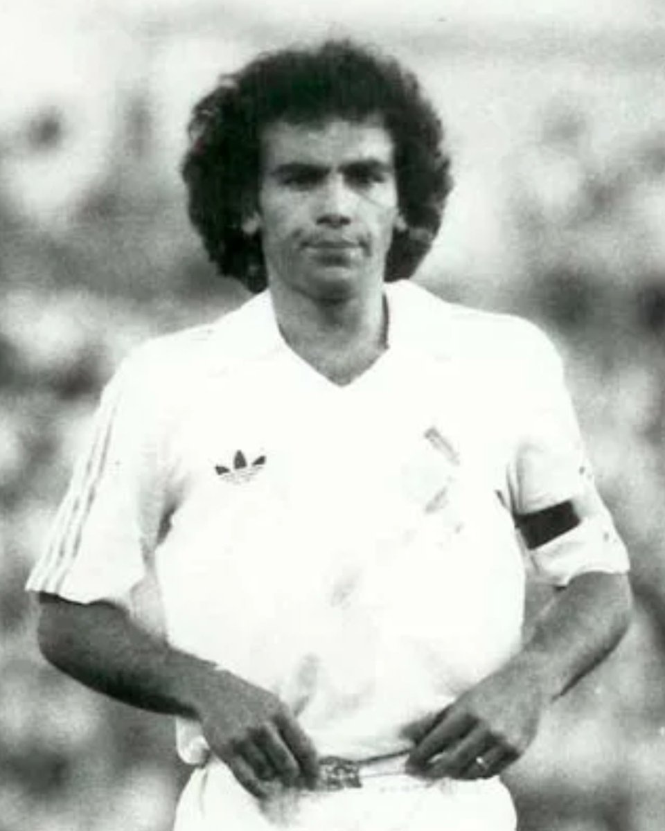 hugosanchez_9's tweet photo. Septiembre siempre será un mes súper importante para mí... No solo es un mes especial para celebrar nuestra patria; para mí, es recordar el momento en que mi sueño de jugar en el club más grande del mundo y representar a México en lo más alto se hizo realidad. Debuté el 1 de septiembre de 1985 con la camiseta merengue con gol ante el Betis... quién diría que ese sueño culminaría con 5 pichichis y más de 200 goles. ¡Gracias a todos los que siguen recordando este debut como si fuera ayer! #Hugol #RealMadrid #HalaMadrid