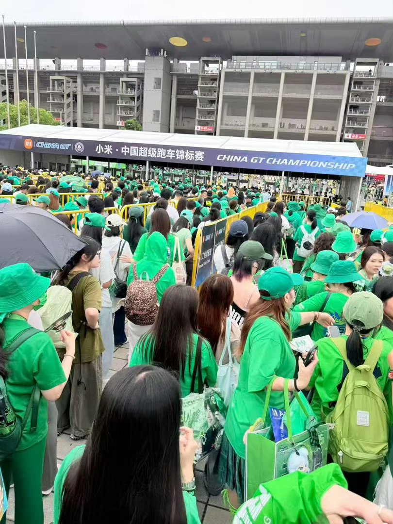 cylyl10's tweet photo. #WangYibo's green is the color of moving forward, of exuberance, of happiness, of nature's most clear visual of growth, of restoration, of clarity and peace.

We love every color as just colors.

But green is for this special day for this special person because he has chosen it. 💚