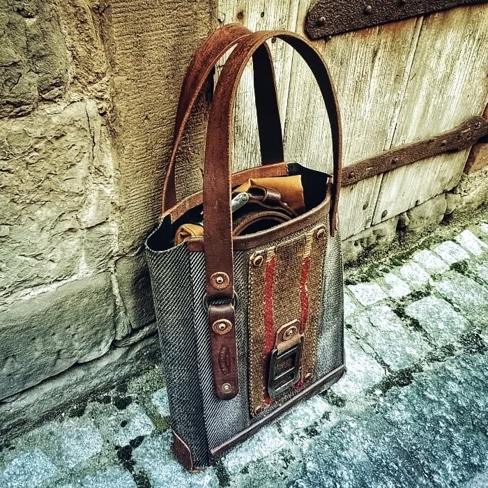 SheldonSonablb's tweet photo. Rustic @sandmanncraft tote bag! Made from my beloved fire hose and a few old industrial parts. Still looking for a cool rugged guy! https://t.co/Z1oaqkIHOO