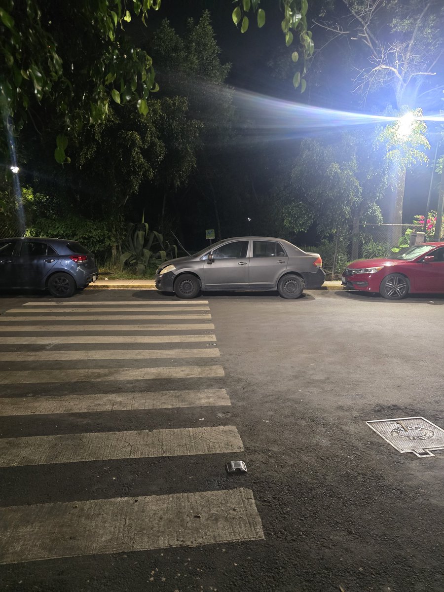 kyly2812's tweet photo. @UCS_GCDMX @OVIALCDMX @SSC_CDMX Les di las gracias sin embargo aqui estoy y el auto sigue obstruyendo la rampa de discapacitados https://t.co/IyaUU7cWys