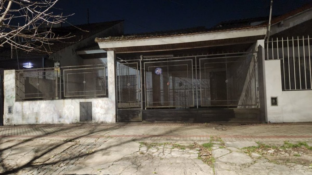 gabymenta's tweet photo. Escracharon la casa del ENFERMO que le piso la cabeza a un gatito 

la familia Santino de Lomas de Zamora lo tiene ahí escondido !   QUE NO TENGA PAZ SI SALE A LA CALLE https://t.co/UwKYZ2MeCn