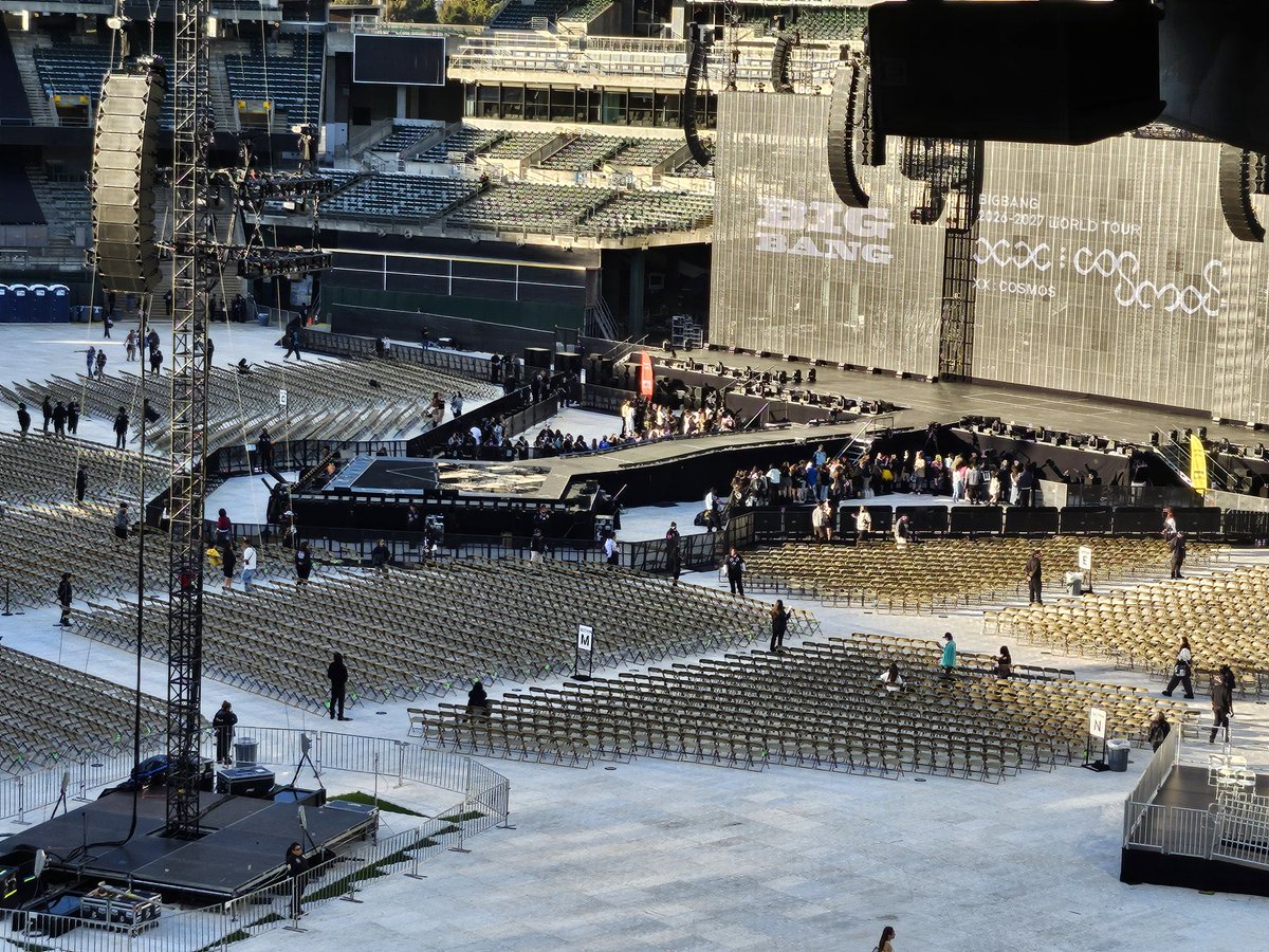 MYSPACEBB's tweet photo. [#RANDOM] O fandom V.I.P percebeu diferenças na estrutura do show do BIGBANG em Oakland. O palco é bem menor que o utilizado nos shows na Coreia do Sul, provavelmente devido às limitações do estádio de beisebol e para previnir agressões ao gramado. 

#BIGBANG #빅뱅 https://t.co/zCYbt1ehoJ