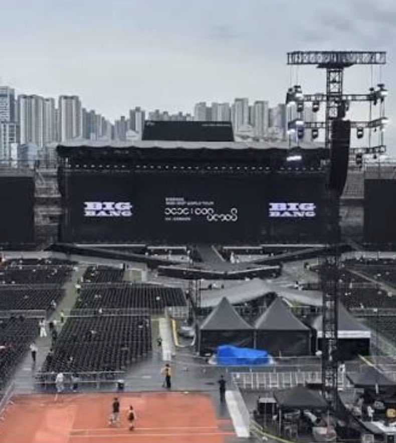 MYSPACEBB's tweet photo. [#RANDOM] O fandom V.I.P percebeu diferenças na estrutura do show do BIGBANG em Oakland. O palco é bem menor que o utilizado nos shows na Coreia do Sul, provavelmente devido às limitações do estádio de beisebol e para previnir agressões ao gramado. 

#BIGBANG #빅뱅 https://t.co/zCYbt1ehoJ