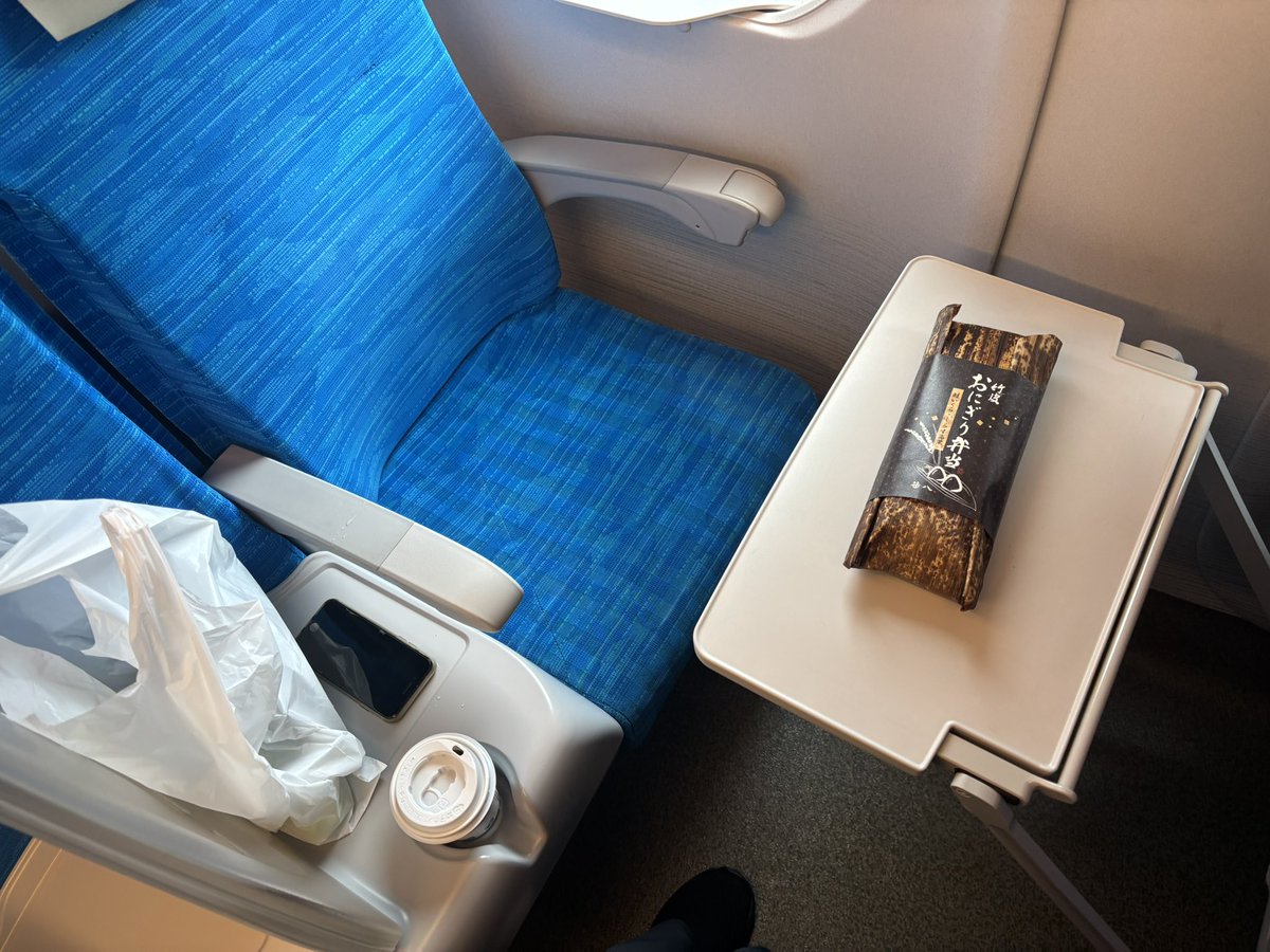 BuuChan4989's tweet photo. 休出しようとしてた日に新幹線で遠出せないかんことになったのでSworkPに手を出してみた。1人で1.5席使うの超快適。PC覗き見気にしなくていい。嬉しい。 https://t.co/Z3DsHaU5LL