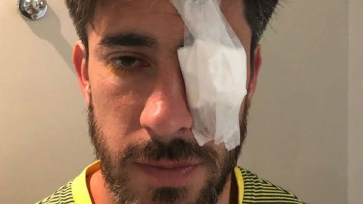 CharlyQuiroga04's tweet photo. Tal cual. Es como si te tiraran una piedrita al micro, salir a la cancha con un parche en el ojo y llevar una final de Copa Libertadores de AMÉRICA a un estadio de, no sé, España. https://t.co/XVDXy1WOAC