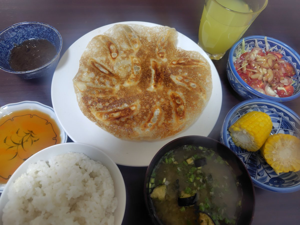 nobuyoshi171's tweet photo. 適当にお昼🥗🌽
冷凍餃子焼いた_(　_´ω`)_🥟✨ https://t.co/tHvg4OzNy4