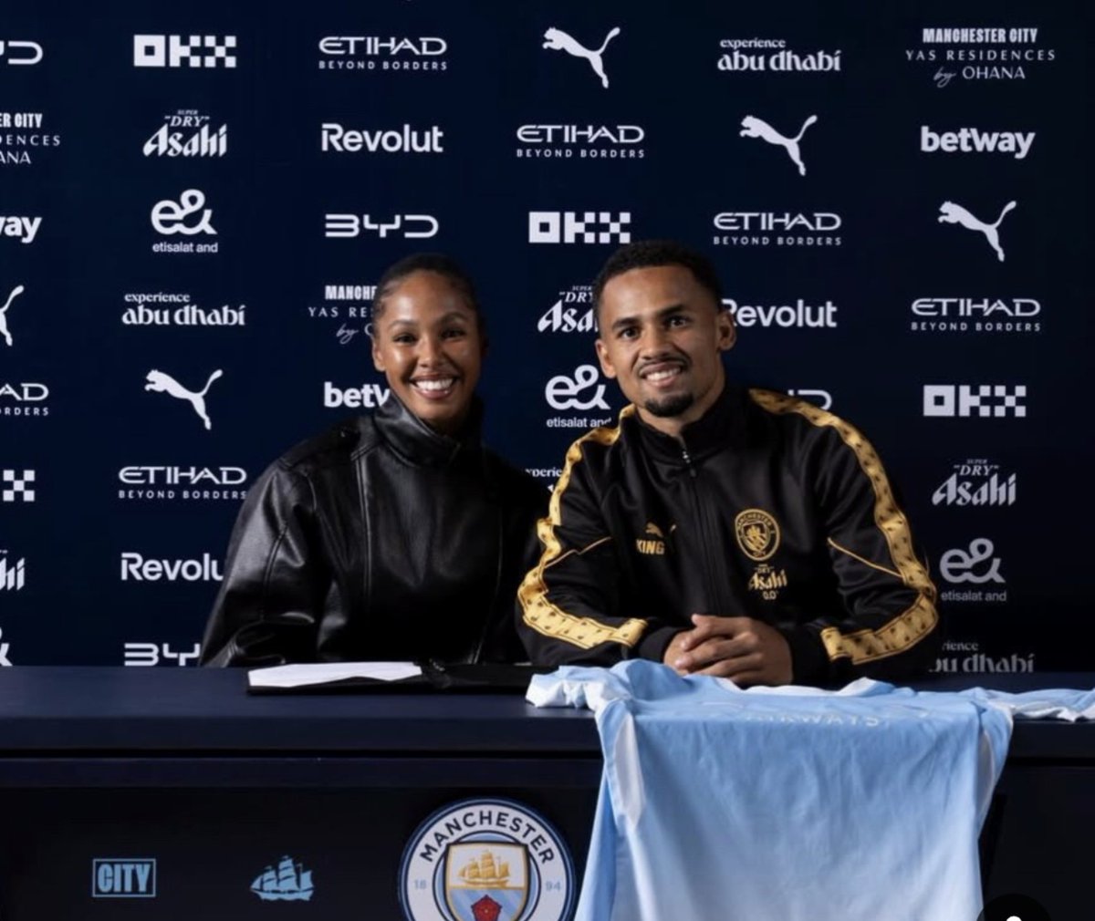 MciWorld_'s tweet photo. 🚨🗣️ أوا ندياي (أخت إليمان ندياي):

في الليلة التي انتقل فيها إليمان إلى مانشستر سيتي، لم يستطع النوم إطلاقًا… كان من شدة حماسه وسعادته غير قادر على الاستقرار.

وقبل ذهابه للفحص الطبي، أعتقد أنه دار حول المنزل قرابة 50 مرة من شدة التوتر والحماس! 😂💙

لأول مرة في حياتي أراه مهووسًا بشيء بهذه الطريقة… كان حلمًا كبيرًا بالنسبة له، وكنا جميعًا سعداء وفخورين به بشكل لا يوصف.