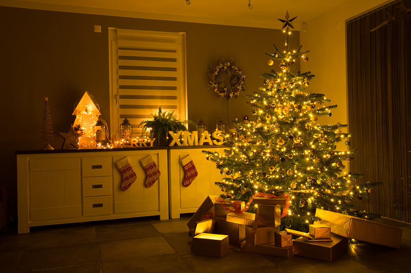 Azla40775551's tweet photo. Today’s small win: finally hung up the golden tinsel on the Christmas tree, and the warm glow makes every chill feel cozy. https://t.co/IZElKX3O65