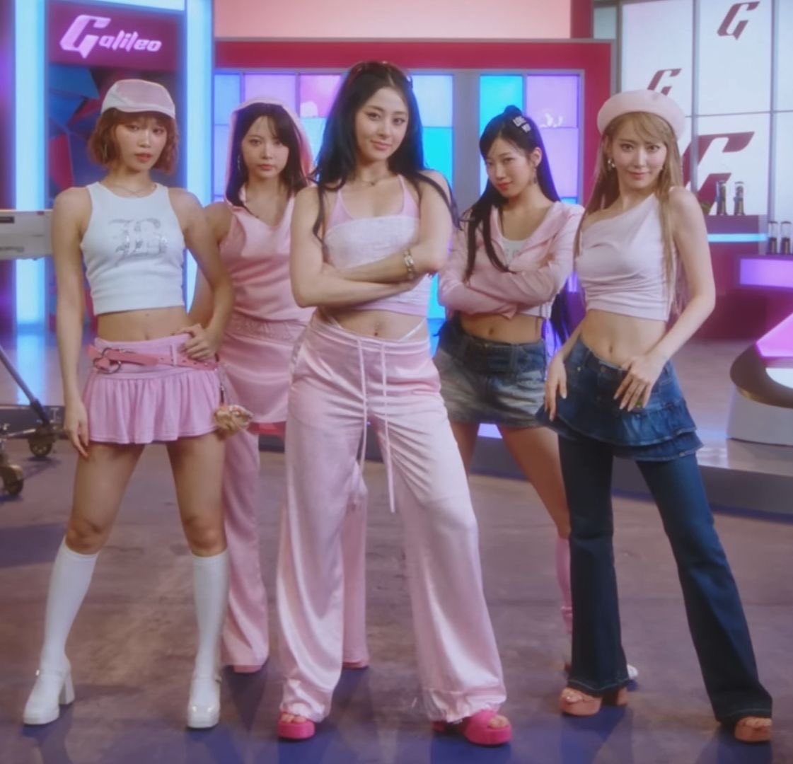3HunnaMoka's tweet photo. Trying to gatekeep Y2K from Le Sserafim😭⁉️
Ppl start praising ur groups concept and u suddenly start believing they invented shit that’s been popular since 2022 https://t.co/2BskyqAIbZ