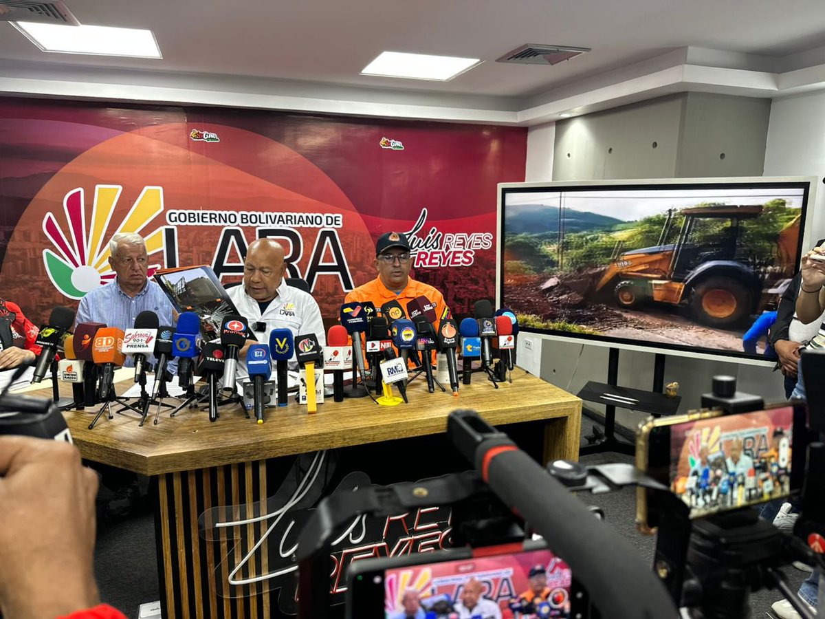RosmeryRT's tweet photo. #4Sep 🌩🤝🏻 Gobernador de Lara ofreció balance y acciones de respuesta tras fenómeno atmosférico atípico en Lara.
Este viernes, el gobernador Luis Reyes Reyes ofreció un balance detallado sobre las afectaciones ocasionadas por las fuertes precipitaciones y vientos huracanados. https://t.co/zDef9lIyar