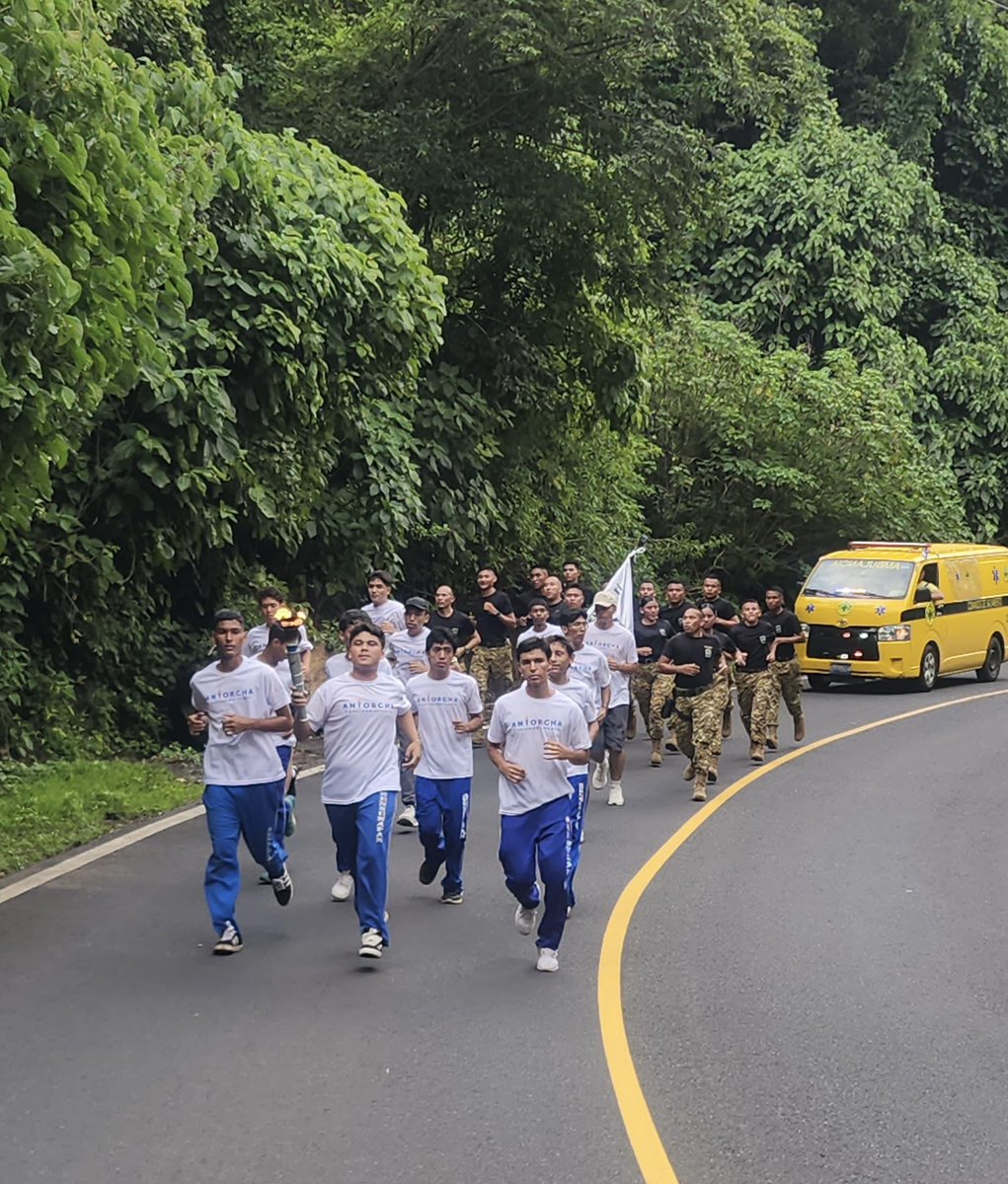 FUERZARMADASV's tweet photo. 🇸🇻 En conmemoración de los 205 años de la Independencia Patria, nuestros soldados acompañan el recorrido de la Antorcha Centroamericana por la Paz y la Libertad, símbolo de los lazos que unen a nuestros pueblos.

📍 Ahuachapán 

📍 Santa Ana https://t.co/zc8RzNqTmG