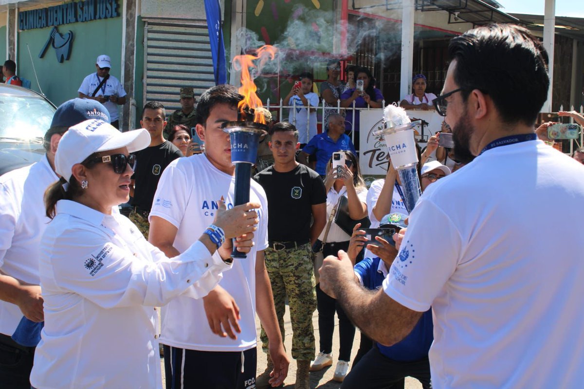 FUERZARMADASV's tweet photo. 🇸🇻 En conmemoración de los 205 años de la Independencia Patria, nuestros soldados acompañan el recorrido de la Antorcha Centroamericana por la Paz y la Libertad, símbolo de los lazos que unen a nuestros pueblos.

📍 Ahuachapán 

📍 Santa Ana https://t.co/zc8RzNqTmG