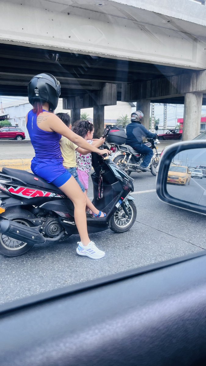 Magaatowers's tweet photo. En serio no les da miedo la vida de sus hijos???
Se ven estos casos y peores todos los días.
No tenemos leyes de tránsito o quien los controle https://t.co/6r7VJyiIeL