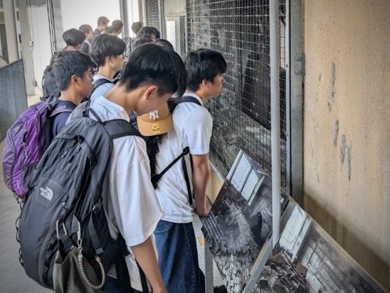 shiba_admission's tweet photo. 生徒たちが生まれた頃
この街は、大きく変わった

高1夏季校外学習
宮城県石巻市

東日本大震災があった年度に
生まれた生徒たちが
門脇小学校で
語り部の声を聞き
津波の痕跡を見る

段ボールベッドを組み立て
避難所での生活を想像する

過去を知ることから
今を生きることを考える https://t.co/wWXap2YKkg