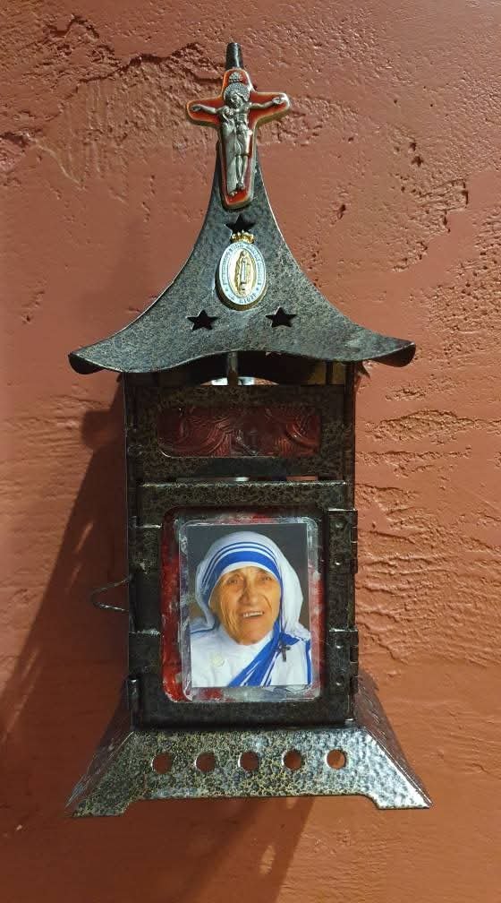 Eduard_Lpz's tweet photo. 5 septiembre. #SantaTeresadeCalcuta 
"Que nadie se acerque jamás a ti sin que al irse se sienta un poco mejor y más feliz".
Santa Teresa de Calcuta, ruega por nosotros.
📷 Parroquia de S. Pío X de Logroño: reliquia de primer grado (un pelo) y reliquia de 2° grado (trozo de sari) https://t.co/uKnR9zEsN0