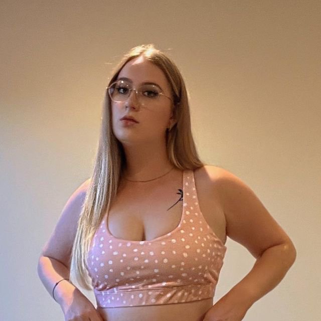 courteneyjanee's tweet photo. Exercise is my new therapy 💓 Wearing this comfy gym set 🥰 l🫢🫢 https://t.co/6iNZgAVdp5