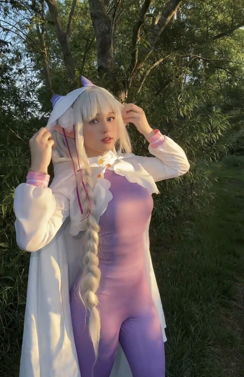 SheriCoss's tweet photo. First Twitter post kinda nervous but haii! #emilia #rezero #emiliacosplay #cosplay https://t.co/VNCmCxag8g