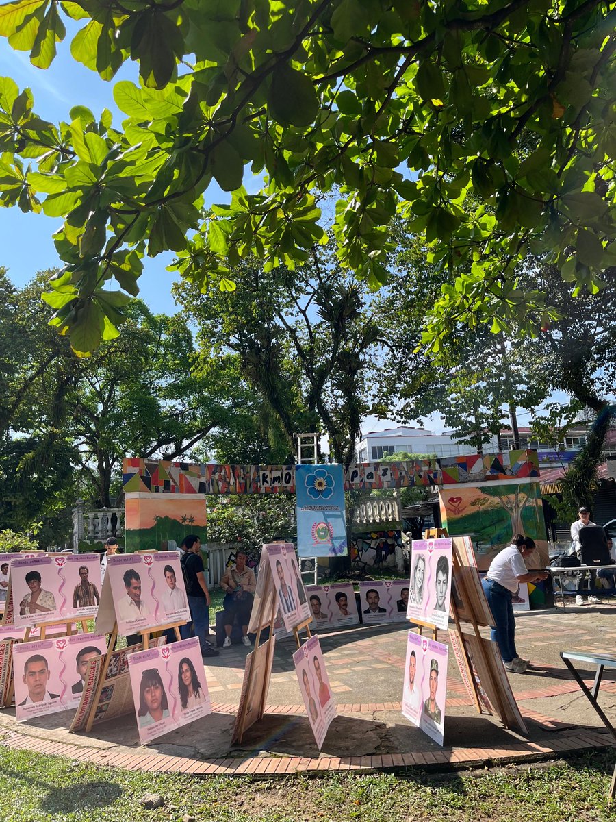 MAPPOEA's tweet photo. En #Florencia, #Caquetá, acompañamos “Memoria que pinta, alma que busca”, un encuentro de arte y memoria en el marco del Día Internacional de las Víctimas de Desaparición Forzada.

Familias buscadoras, organizaciones e instituciones se unieron para honrar la memoria de quienes aún son buscados y reafirmar la importancia de continuar sumando esfuerzos para acompañar a quienes buscan a sus seres queridos.

Desde la @MAPPOEA acompañamos estos espacios que mantienen viva la memoria y reconocen la dignidad de las familias buscadoras. 🕊️