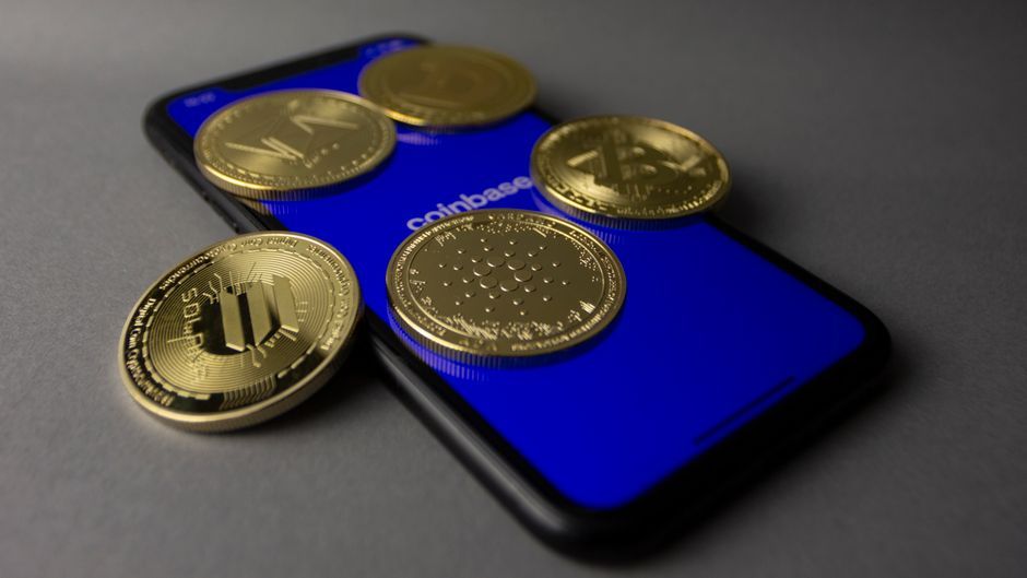 TheCryptoWdz's tweet photo. JUST IN: Coinbase adds six tokenized stocks including Amazon and Tesla to Base following $227 million in decentralized trading volume. #Coinbase #Base https://t.co/2CmAJfkqp0
