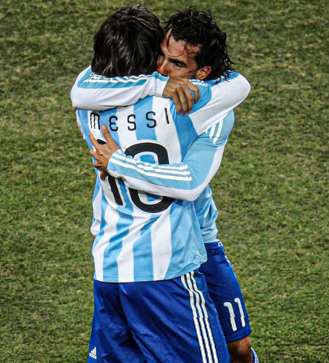 vagoxeneize12's tweet photo. Carlitos puede llevar a estos dos mostros a La Bombonera https://t.co/rwL3SubevX