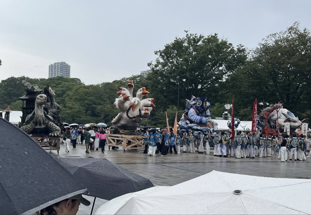 So4nknF's tweet photo. 藝祭2026(初日､雨混じりのお天気…)｡美術学部の各建屋では若きアーティストたちの作品をたくさんみることができて刺激的かつ眼福✨ 御輿も壮観でした‼︎ https://t.co/rQCQ39S0ih