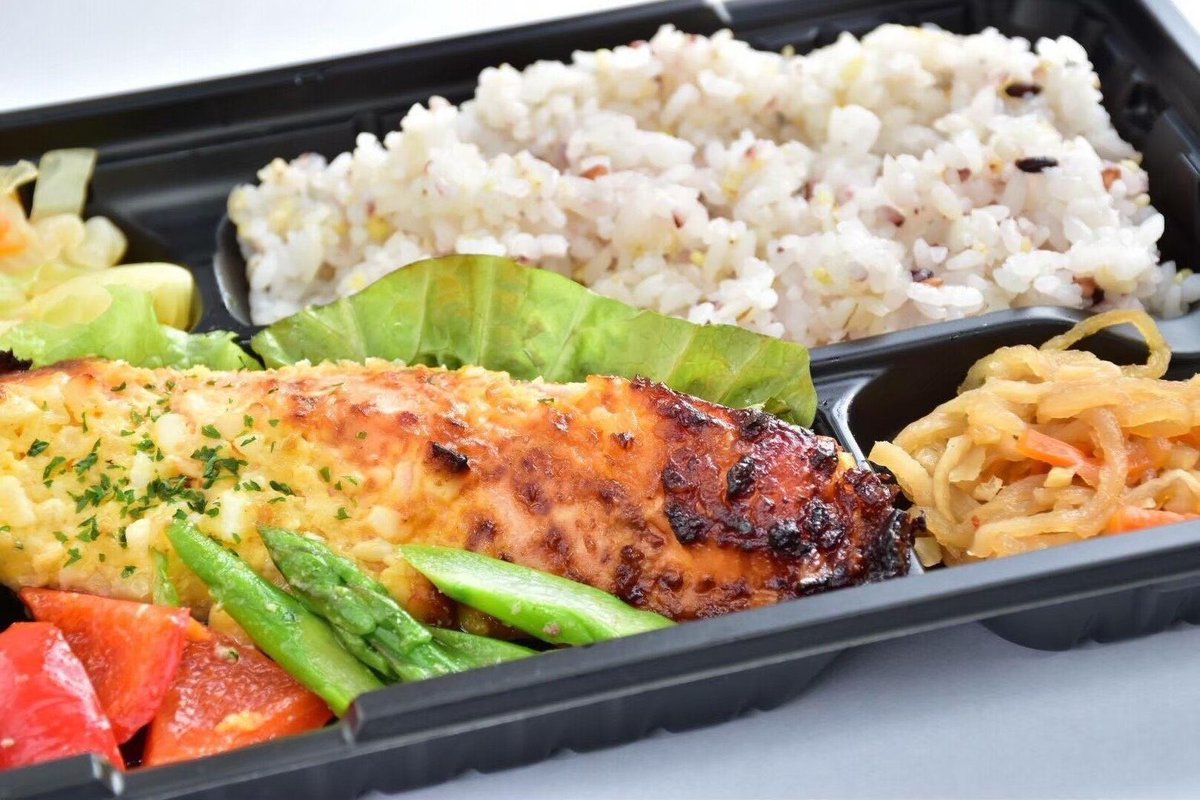 BPKoconadining's tweet photo. 本日のお弁当🍀

【日替わり】
鶏のカレー焼き

【おすすめ】
豚肉と根菜の胡麻味噌煮

【魚の日替わり】
鮭のタルタル焼き

毎週土曜日は『まとめ買いお得の日』🌷
お電話でのご予約でお得なサービスもございます。ぜひご利用ください🙌 https://t.co/Qb29ztKnaU