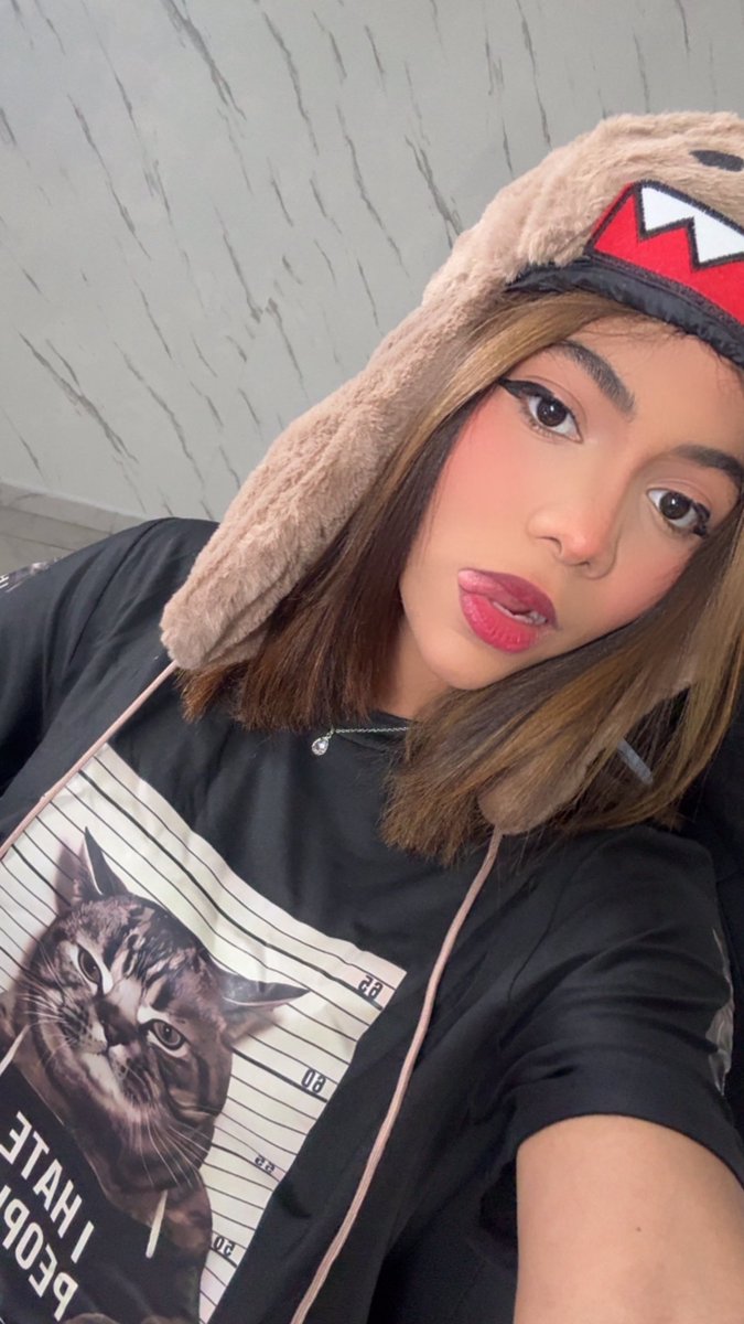 sararamoness's tweet photo. Ropita nuevaaaa ⭐️⭐️ hoy torneo del Fortnite y charla vamos a ganar 😝https://t.co/xiHaZ1Dhzf https://t.co/wUulFPL4vC