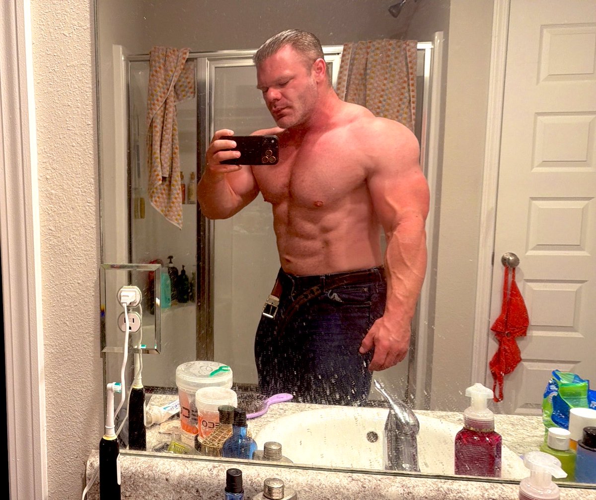 EsotericHarambe's tweet photo. Life is better when you’re 260lbs with abs https://t.co/3FpTqgqmVm