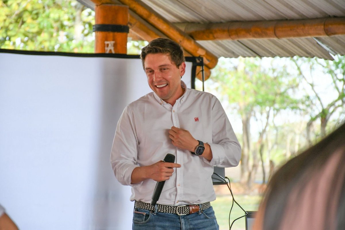 marcoemiliohr's tweet photo. #DeLaCámaraAlPueblo Estamos visitando las comunas de Ibagué para contarle a nuestro pueblo qué hemos hecho en nuestro primer mes en el Congreso. Desde nuestra curul, vamos a rendirle cuentas constantemente a la ciudadanía, porque nuestro proyecto se construye desde lo colectivo. 🇨🇴