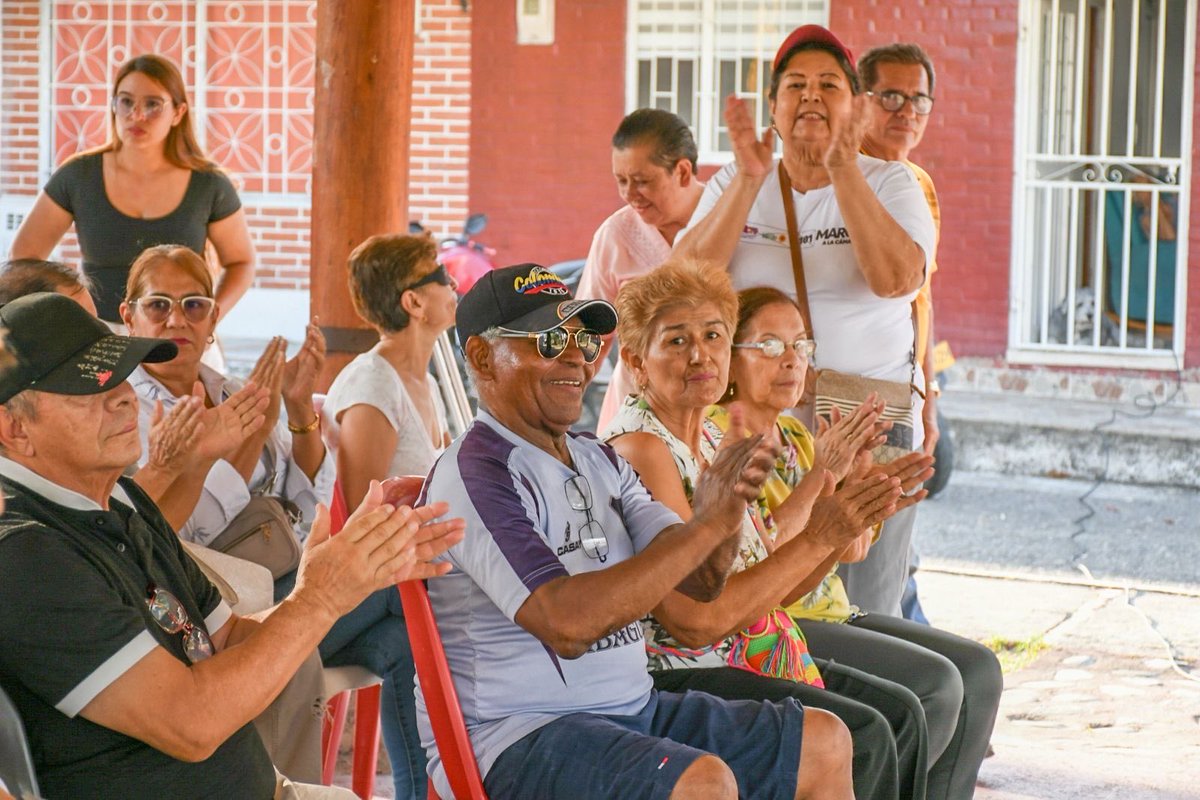 marcoemiliohr's tweet photo. #DeLaCámaraAlPueblo Estamos visitando las comunas de Ibagué para contarle a nuestro pueblo qué hemos hecho en nuestro primer mes en el Congreso. Desde nuestra curul, vamos a rendirle cuentas constantemente a la ciudadanía, porque nuestro proyecto se construye desde lo colectivo. 🇨🇴