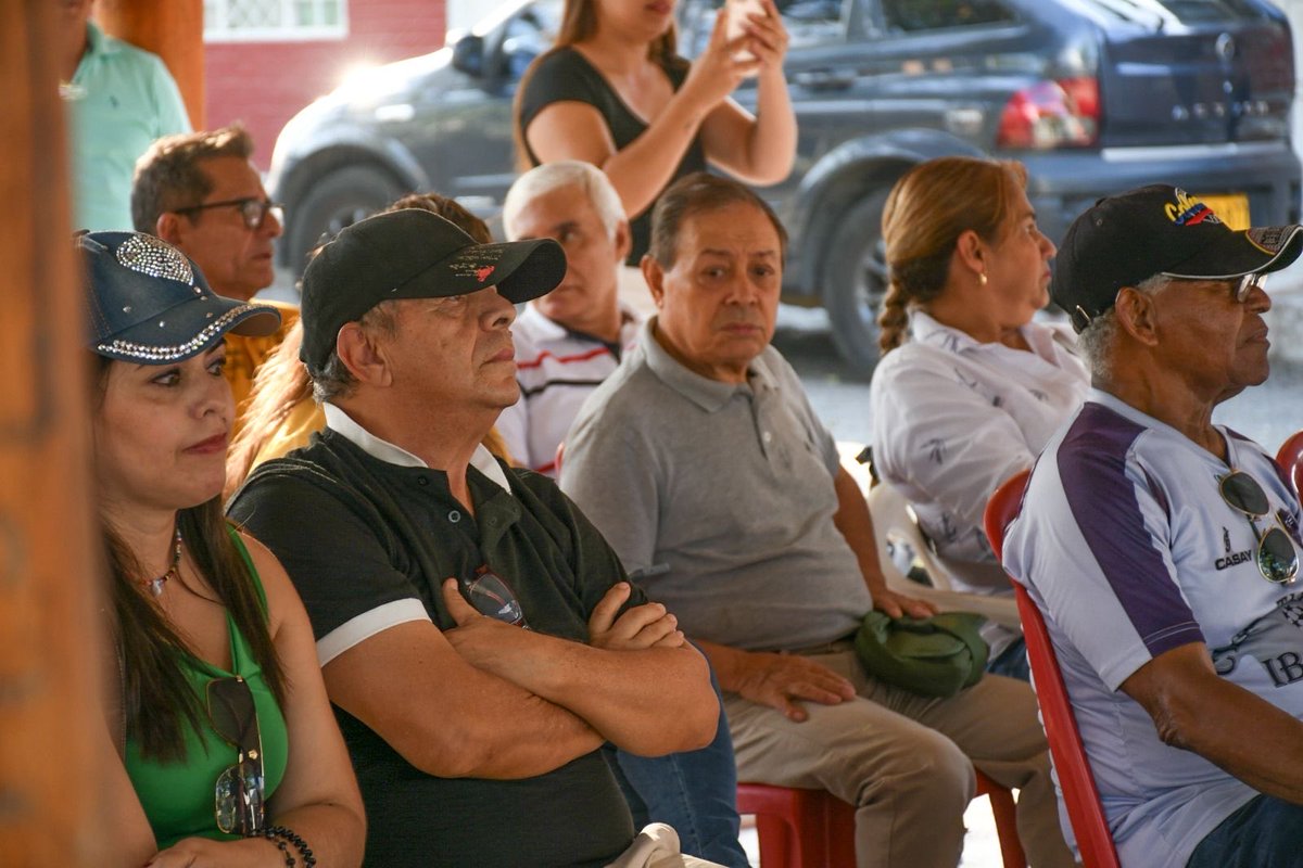 marcoemiliohr's tweet photo. #DeLaCámaraAlPueblo Estamos visitando las comunas de Ibagué para contarle a nuestro pueblo qué hemos hecho en nuestro primer mes en el Congreso. Desde nuestra curul, vamos a rendirle cuentas constantemente a la ciudadanía, porque nuestro proyecto se construye desde lo colectivo. 🇨🇴