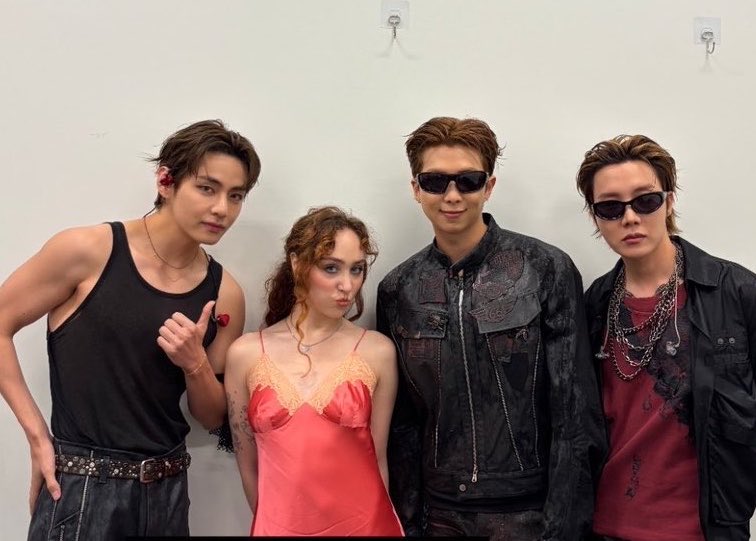 msrIindo's tweet photo. ellos? la lgbt line por https://t.co/nsxUxlQqyA