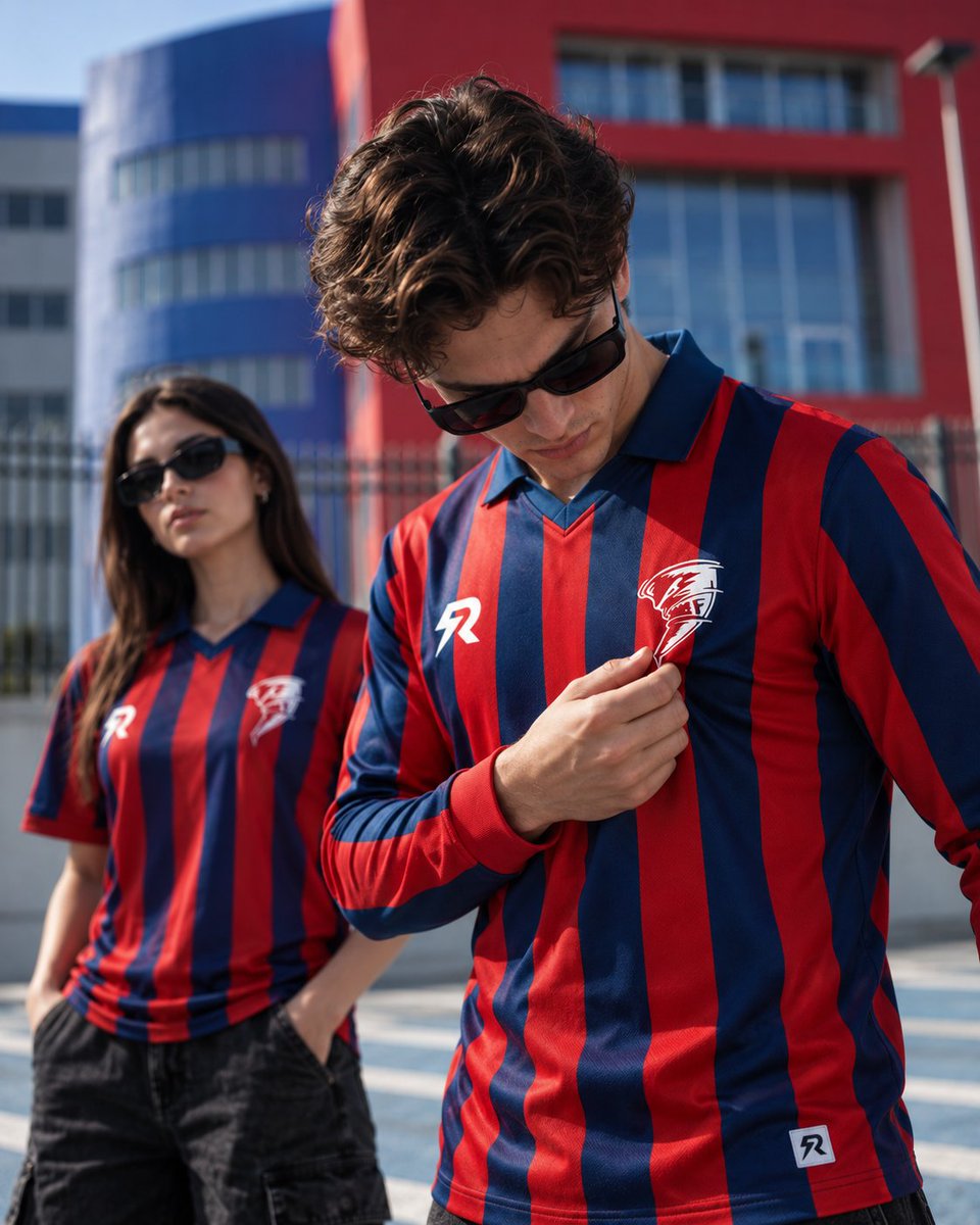 sentiazulgrana's tweet photo. VOLVER A VESTIR LOS RECUERDOS. 🔵🔴

Para celebrar nuestros 15 años, quisimos volver a esas líneas, esos colores y esa estética que nos acompañaron en nuestros primeros tiempos.

15 años después, volvemos a vestir nuestros recuerdos.

PEDI AHORA SEÑANDO SÓLO 85 MIL GS ACÁ 👉🏼 https://t.co/DCS2R7nOL8 🚨 

Diseño exclusivo de Sentimiento Azulgrana. Edición conmemorativa e independiente.