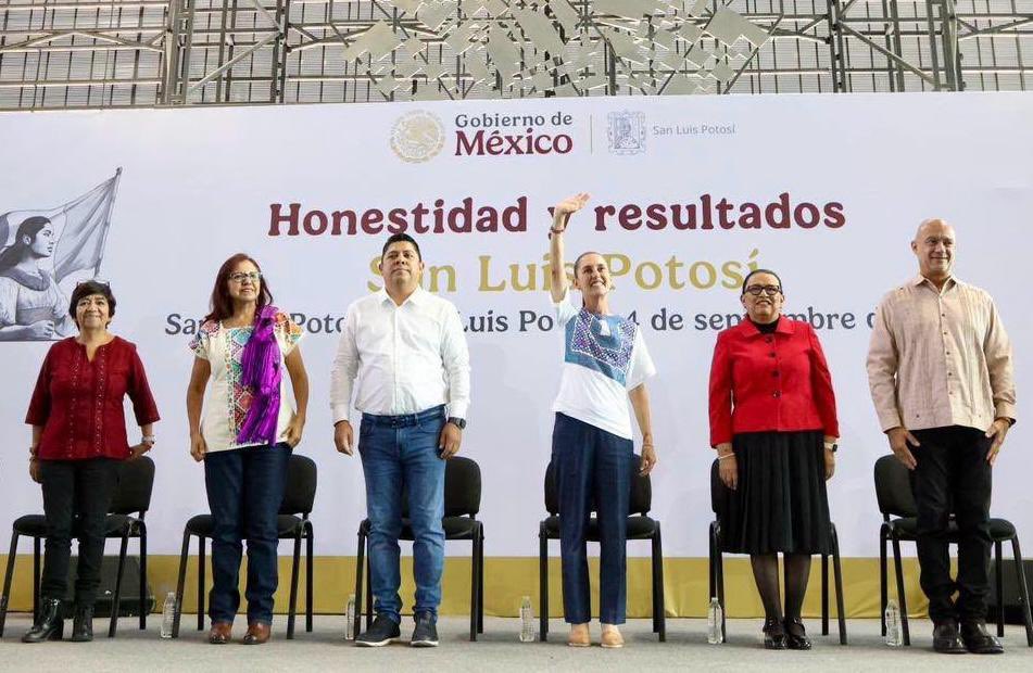 SICTmx's tweet photo. En su informe #HonestidadYResultados en San Luis Potosí, la Presidenta @Claudiashein, habló de las obras estratégicas que se impulsan en esta entidad:

En compañía del secretario de Infraestructura, Comunicaciones y Transportes, Jesús Esteva Medina y equipo del @GobiernoMX hizo un recuento de los trabajos: 

🚆 Construimos nuevas vías férreas para que el tren de pasajeros que saldrá de la Ciudad de México y llegará a Nuevo Laredo, pase por San Luis Potosí.

👷 Trabajamos en la carretera Pachuca-Huejutla-Tamazunchale para conectar a la Huasteca Potosina.

🚜 Ampliamos la carretera de Ciudad Valles a Tampico.

⚒️ Damos mantenimiento a la Red Federal Carretera del estado.
