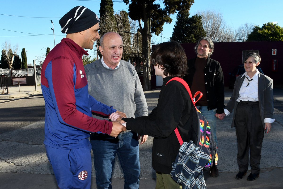 clublanus's tweet photo. 🇱🇻 Recibimos esta tarde a Ian Moche, activista de 12 años reconocido por visibilizar el autismo y defender los derechos de las personas con discapacidad.

Club Atlético Lanús reafirma y profundiza su compromiso histórico de construir, día a día, una institución verdaderamente accesible, diversa e inclusiva para toda nuestra comunidad.