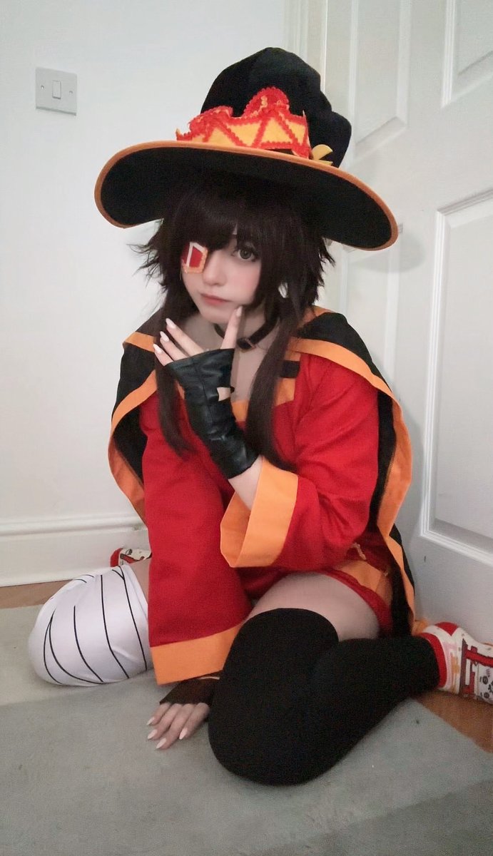 SheriCoss's tweet photo. Megumin with Chiikawa socks #megumin #cosplay #konosuba https://t.co/WlI8zhsNSM
