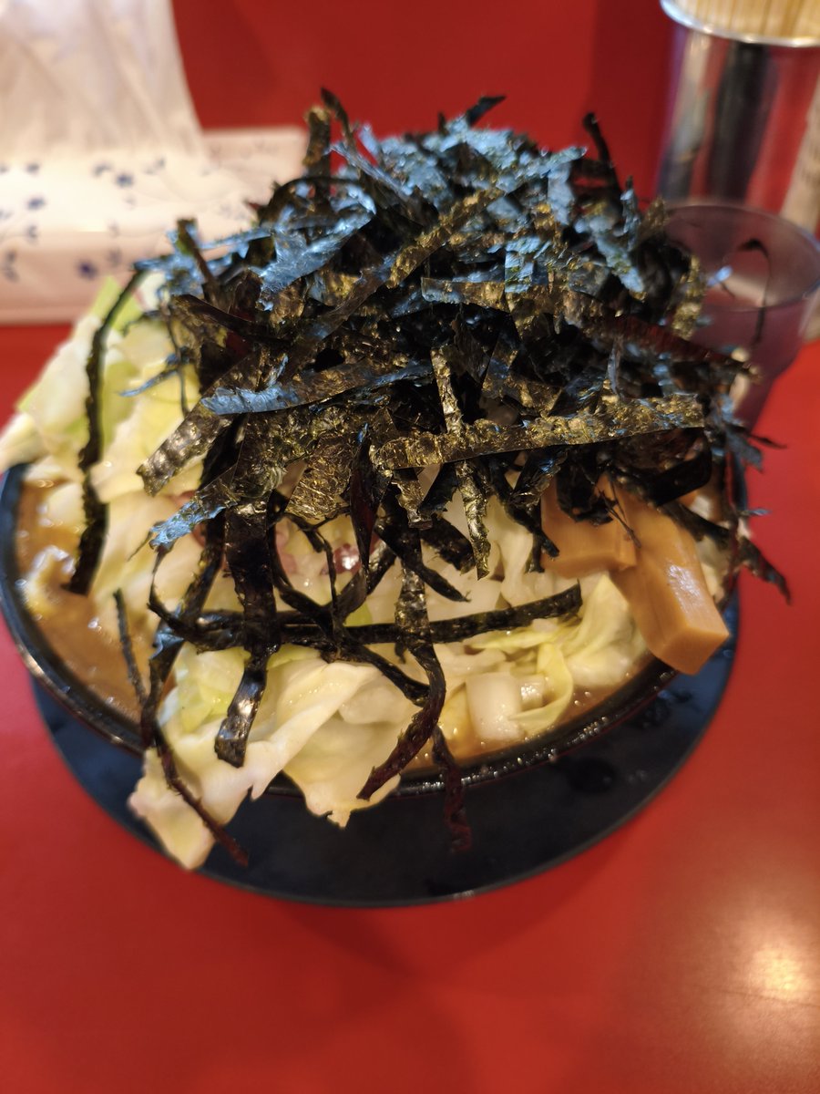 shildy7188's tweet photo. つくばみらい市　熊田家
野菜ラーメン　油少なめ 麺柔め 野菜多め　メンマ　玉ねぎ　キャベツ　刻みのり
フォロワーサービスの刻みのりを試したくて行きました
金曜の夜だから混んでますね
トッピングのこと考えてて中盛りにするの忘れた
刻みのりめっちゃ美味しかった
次も頼みたいです
ごちそうさま https://t.co/EMS8hGynDX