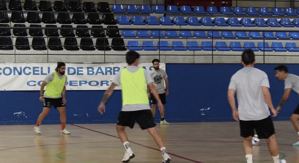 Kinafutsal's tweet photo. Primer entrenamiento de la temporada 2026/27. 

Volvemos con ganas, ilusión y hambre de competir.
 
🖤⚽️💪 https://t.co/4ECbinyYec
