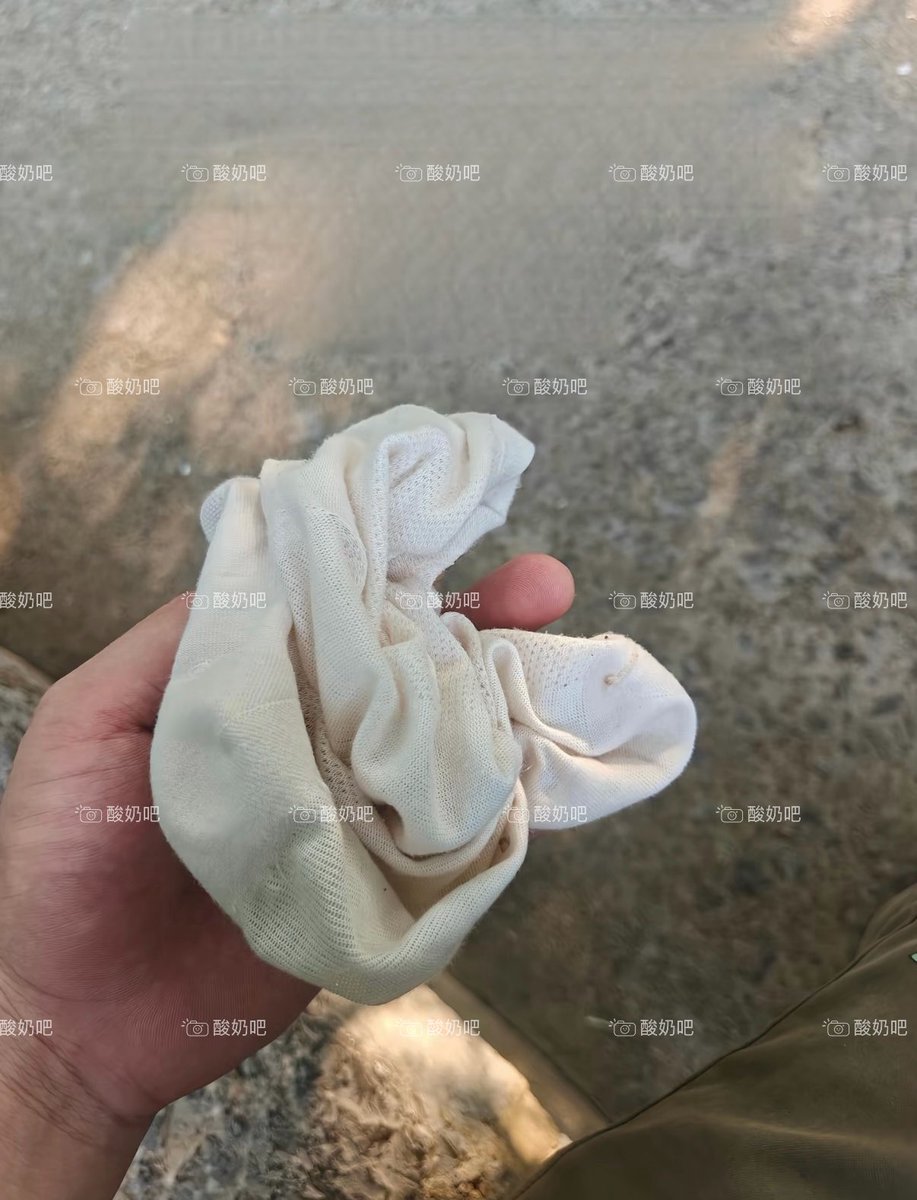 ggyujinn's tweet photo. 街头要到大学生妹妹臭袜子，大街上瞄到妹妹洞洞鞋配白袜，最主要是穿的都发黄了，果断话术出手，拿下新鲜臭袜 https://t.co/slM9S2GfSL