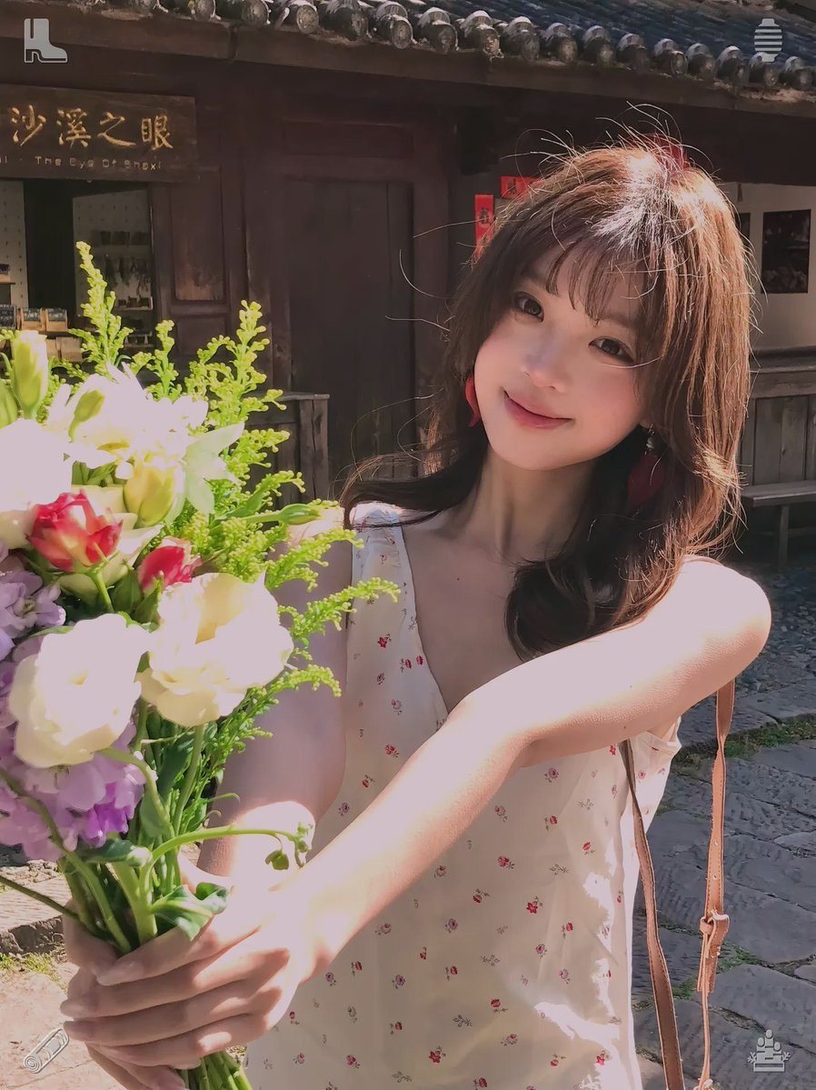teixeiralaura2's tweet photo. A ceiling light adorned with pearls—In the afternoon, Lila switched to a free-spirited outfit, wearing a floral kimono draped over a white tank top, matched with high-waisted denim shorts. She completed the look with brown gladiator sandals and stacked necklaces. https://t.co/LlKjGm7X7k