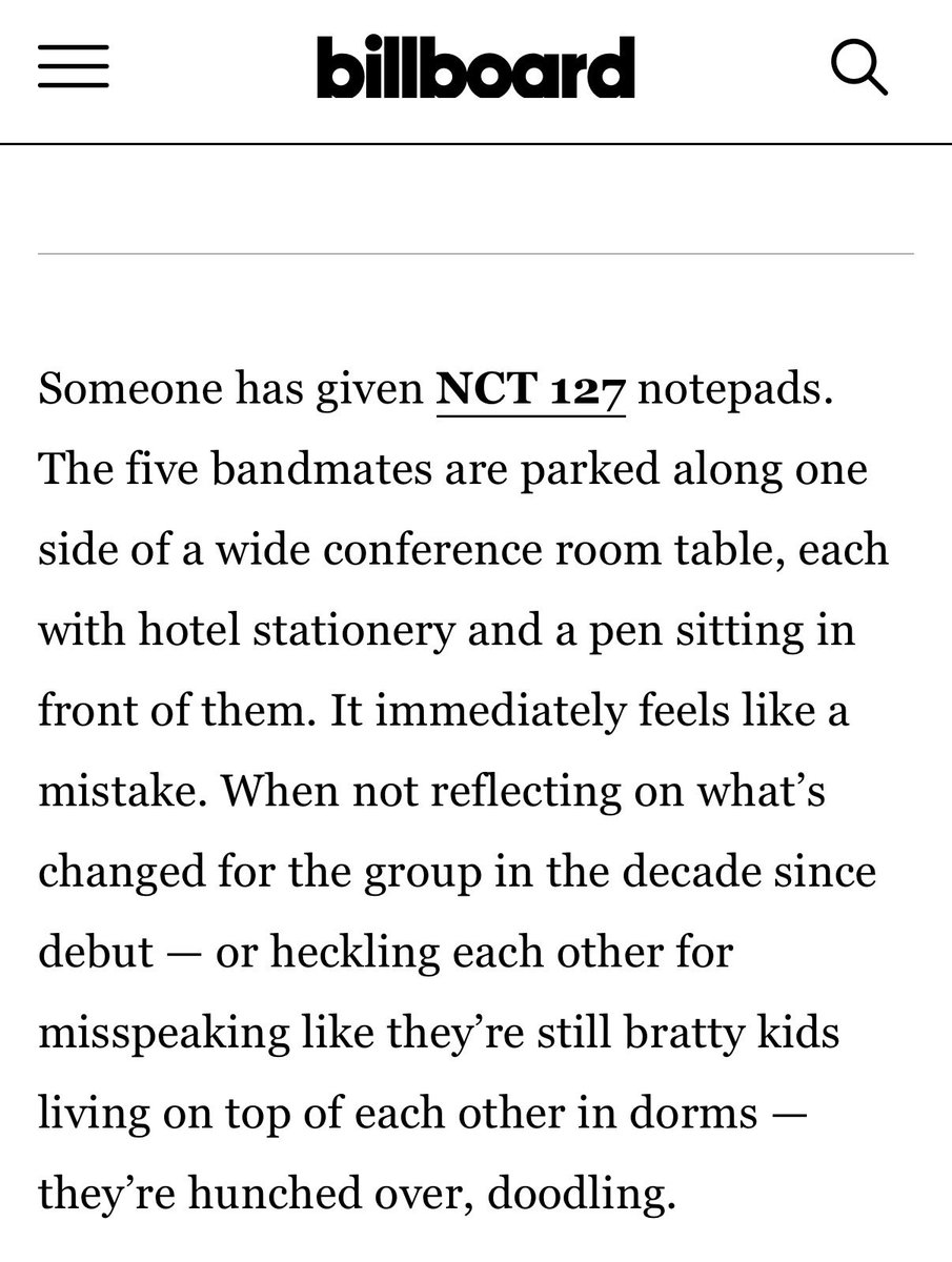 avantlorage_'s tweet photo. Billboardの記事のイントロがあまりにもイリチルすぎて本当に面白いww

誰かがNCT 127にメモ帳を与えたようだ。5人のメンバーは広い会議室のテーブルの片側に横並びで座り、一人一人の目の前にはホテルの便箋とペンが置かれている。すぐに、これは間違いだったことがわかる。

デビューから10年の間にグループに起きた変化を振り返っている時以外ーー あるいは、まるで寮でぎゅうぎゅう詰になって一緒に暮らしていた生意気な子供達だった頃から何も変わっていないかのようにお互いの言い間違いをからかい合っている時以外はーー 彼らは背中を丸め、落書きをしている。
#NCT127 #blingy