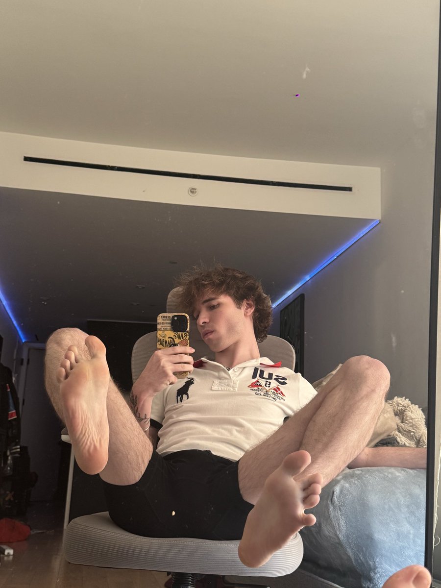 Gage0wens's tweet photo. Hey #gay #twink #feet https://t.co/4j0OeuUPzk